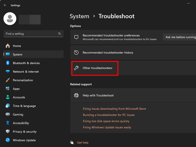 ภาพหน้าต่าง Task Manager ของ Windows 11 แสดงแท็บ Processes (กระบวนการ) มีกรอบสี่เหลี่ยมสีแดงเน้นรายการ 'Windows Explorer' และเมนูคลิกขวาที่เปิดอยู่ซึ่งเน้นปุ่ม 'Restart' พร้อมลูกศรสีแดงชี้ เพื่อแสดงวิธีเริ่มกระบวนการ Explorer ใหม่