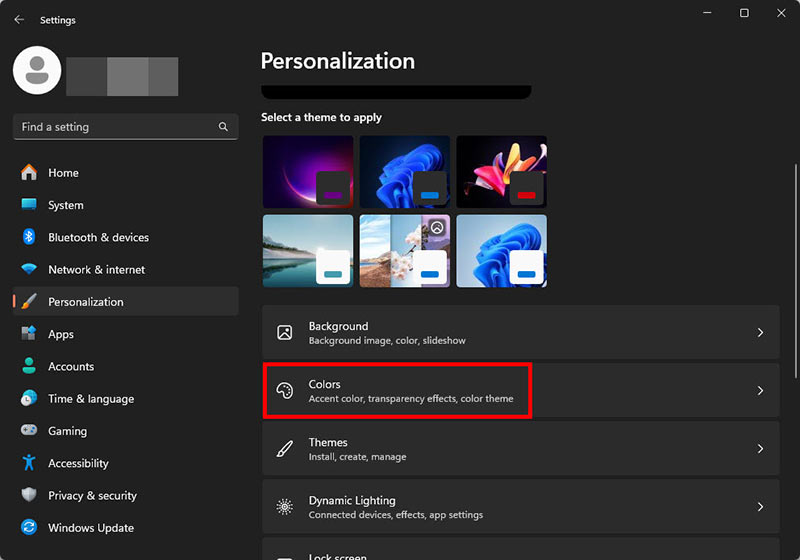 ภาพหน้าจอแอป Settings ของ Windows 11 แสดงการคลิกเลือกเมนู Personalization ที่แถบด้านซ้าย และมีกรอบสีแดงเน้นที่เมนู Colors ทางด้านขวาเพื่อเข้าสู่การปรับแต่งสีหน้าจอ