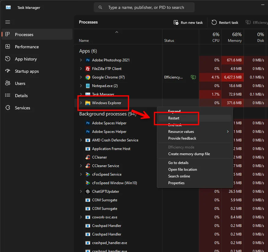 ภาพหน้าต่าง Task Manager ของ Windows 11 ในธีมมืด โดยมีการเน้นรายการ "Windows Explorer" ด้วยกล่องสีแดง และมีลูกศรชี้ไปยังเมนูคลิกขวาที่เปิดอยู่ ซึ่งเน้นตัวเลือก "Restart" ด้วยกล่องสีแดงอีกอันหนึ่ง แสดงขั้นตอนการรีสตาร์ท