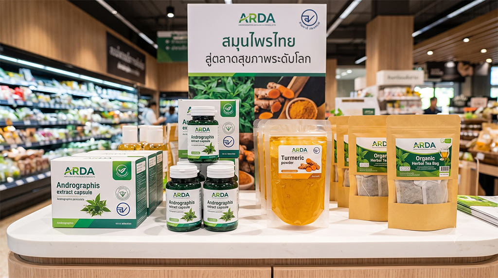 ภาพใกล้ผลิตภัณฑ์สุขภาพแบรนด์ ARDA วางบนเคาน์เตอร์สีขาวในร้านค้า ประกอบด้วย กล่องและขวด Andrographis extract capsule, ถุง Turmeric powder และถุงชาสมุนไพร Organic Herbal Tea Bag พื้นหลังเป็นซูเปอร์มาร์เก็ตที่มีชั้นวางสินค้าสุขภาพ