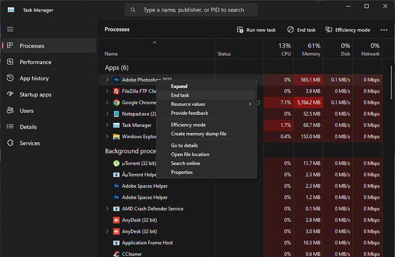 ภาพหน้าจอ Windows 11 Task Manager (โหมดมืด) ในแท็บ Processes แสดงเมนูคลิกขวาที่เน้นตัวเลือก 'End task' เพื่อใช้ประกอบคำอธิบายวิธีบังคับปิดโปรแกรมที่อาจล็อกไฟล์บนไดรฟ์ USB และทำให้ Eject ไม่ได้