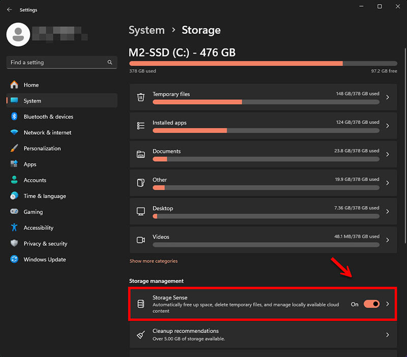 ภาพหน้าจอเมนู Storage บน Windows 11 แสดงการเปิดใช้งาน Storage Sense เพื่อให้ระบบจัดการลบไฟล์ชั่วคราวและไฟล์ขยะโดยอัตโนมัติ คืนพื้นที่ว่างให้ไดรฟ์