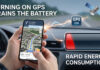 ไขข้อสงสัย เปิด GPS เปลืองแบต จริงหรือไม่? พร้อมวิธีประหยัดพลังงานบนสมาร์ทโฟน ภาพประกอบแนวคิดแสดงผลกระทบของการเปิด GPS ในสมาร์ทโฟนขณะนำทาง มีการวางทับกราฟิก 'GPS ON' เชื่อมต่อไปยังมิเตอร์แบตเตอรี่สีแดงที่ลดลง พร้อมข้อความภาษาอังกฤษ 'TURNING ON GPS DRAINS THE BATTERY' และ 'RAPID ENERGY CONSUMPTION' อธิบายกระบวนการสูญเสียพลังงาน.
