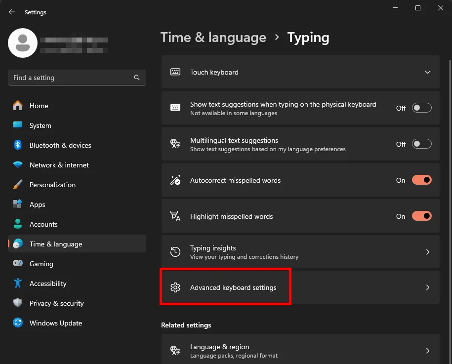 รูปภาพนี้เป็นส่วนหนึ่งของบทความสอนวิธีตั้งค่าปุ่มตัวหนอน Windows 11 เปลี่ยนภาษาไทย-อังกฤษให้คลิกเลือกการตั้งค่าแป้นพิมพ์ขั้นสูงภายในหน้าต่างการพิมพ์ เพื่อทำการเปลี่ยนภาษาในลำดับถัดไปครับ