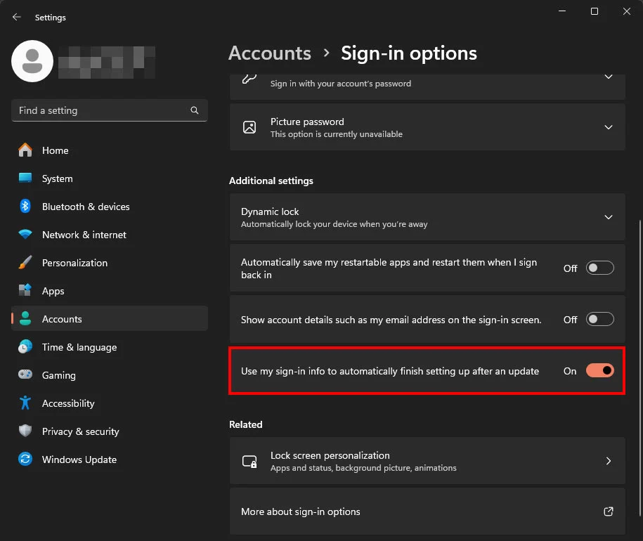 Screenshot of the Windows 11 Settings application showing the Accounts Sign-in options page. The setting Use my sign-in info to automatically finish setting up after an update is enclosed in a red rectangle and set to On. Nearby options include Dynamic lock and showing account details on the sign-in screen.