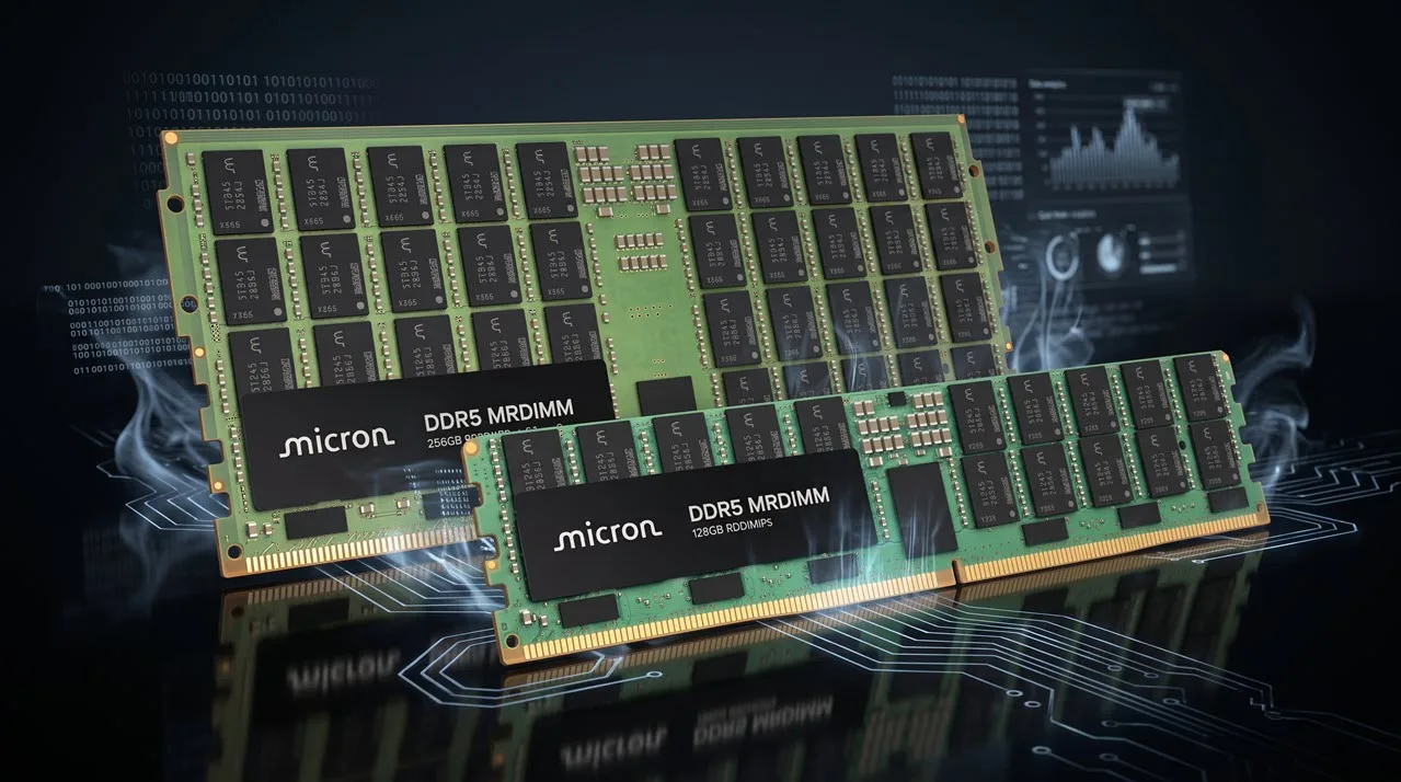 โมดูลหน่วยความจำ Micron DDR5 MRDIMM สองขนาดวางซ้อนกันบนพื้นผิวสีดำที่มีแสงสะท้อน ด้านหลังคือโมดูลความจุสูง 256GB และด้านหน้าคือโมดูลความจุ 128GB ซึ่งเทคโนโลยีนี้เป็นรากฐานสำคัญในการพัฒนา แรม DDR5 512GB สำหรับเซิร์ฟเวอร์