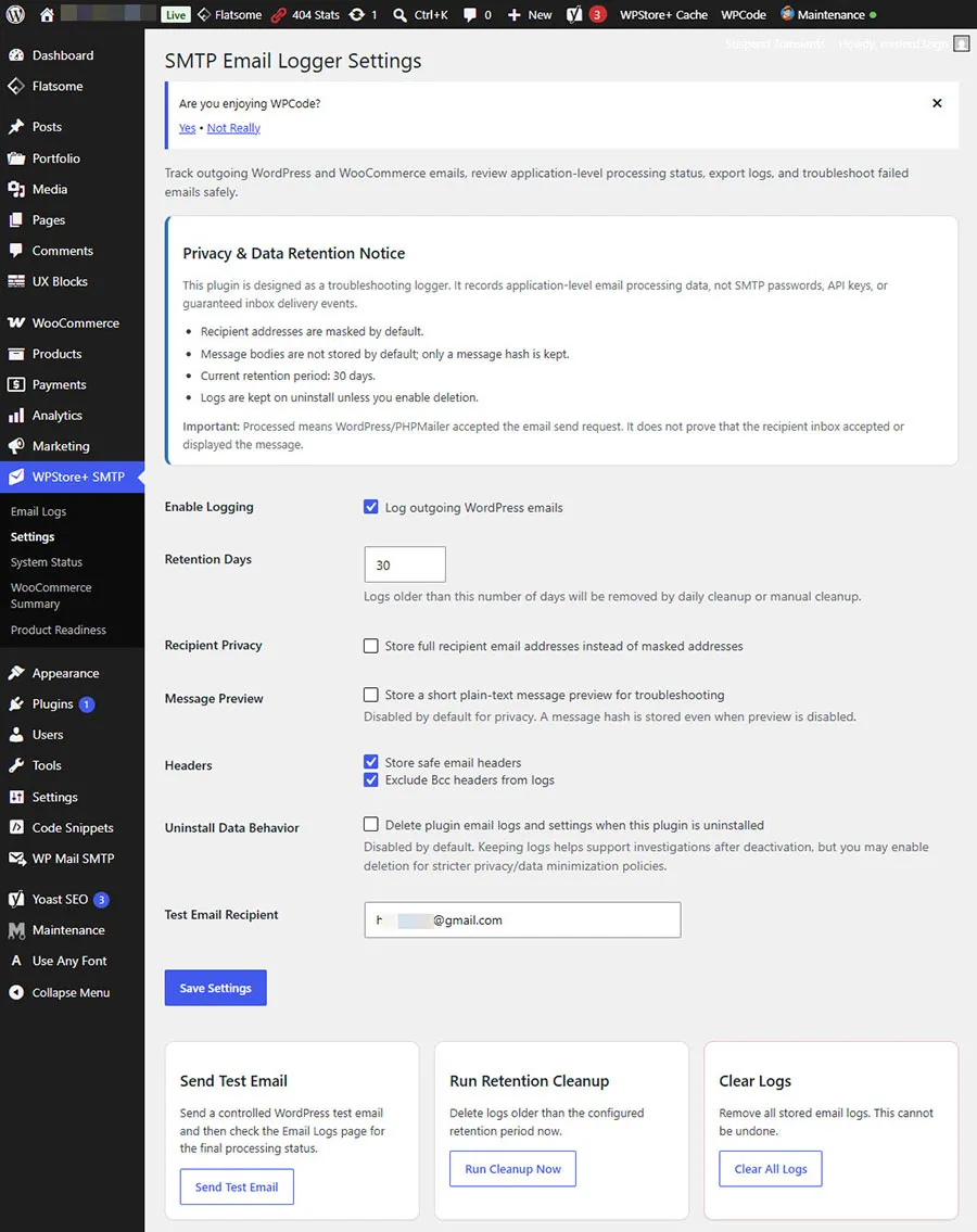 หน้าการตั้งค่าของ WPStore+ SMTP Email Logger ซึ่งแสดงตัวเลือกการควบคุมความเป็นส่วนตัว, การเก็บรักษาข้อมูล, การปกปิดข้อมูลผู้รับ และการจัดการข้อมูลกรณีถอนการติดตั้ง